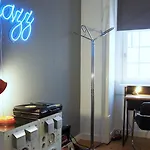 Living Lounge Hostel *